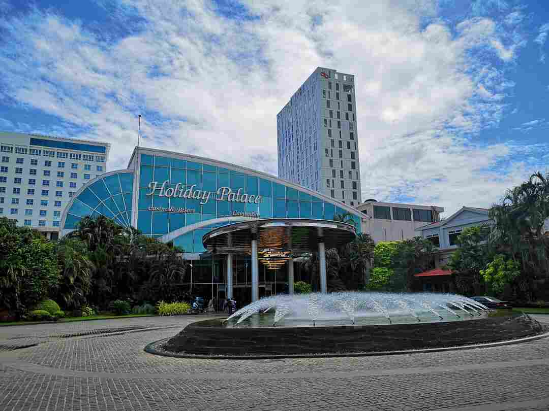 Khách sạn Holiday Palace nằm ở phía Tây Bắc của Campuchia